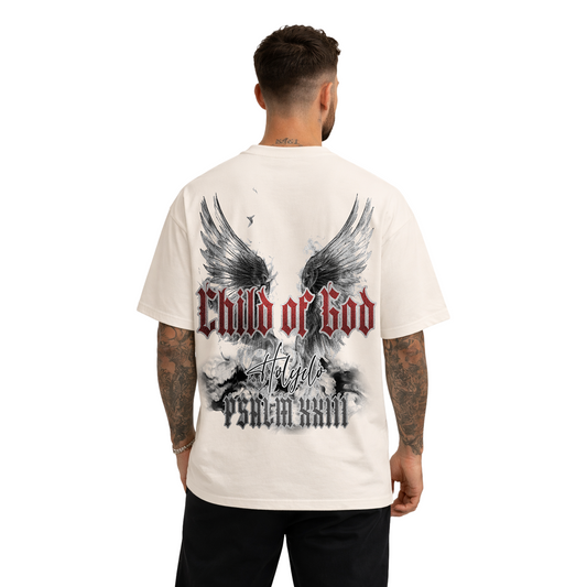 Model trägt das Holyclo Child of God Oversized Tee in Creme – Rückansicht mit großem Child of God Backprint und Holyclo Schriftzug.