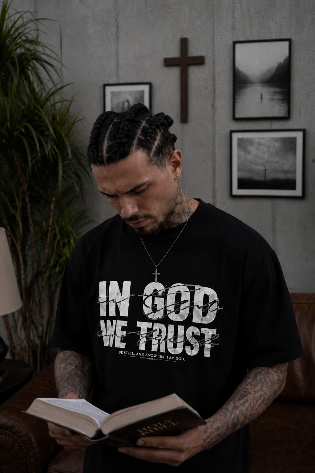 Model trägt das IN GOD WE TRUST Oversized T-Shirt von Holyclo mit Bibel als Symbol des christlichen Glaubens.