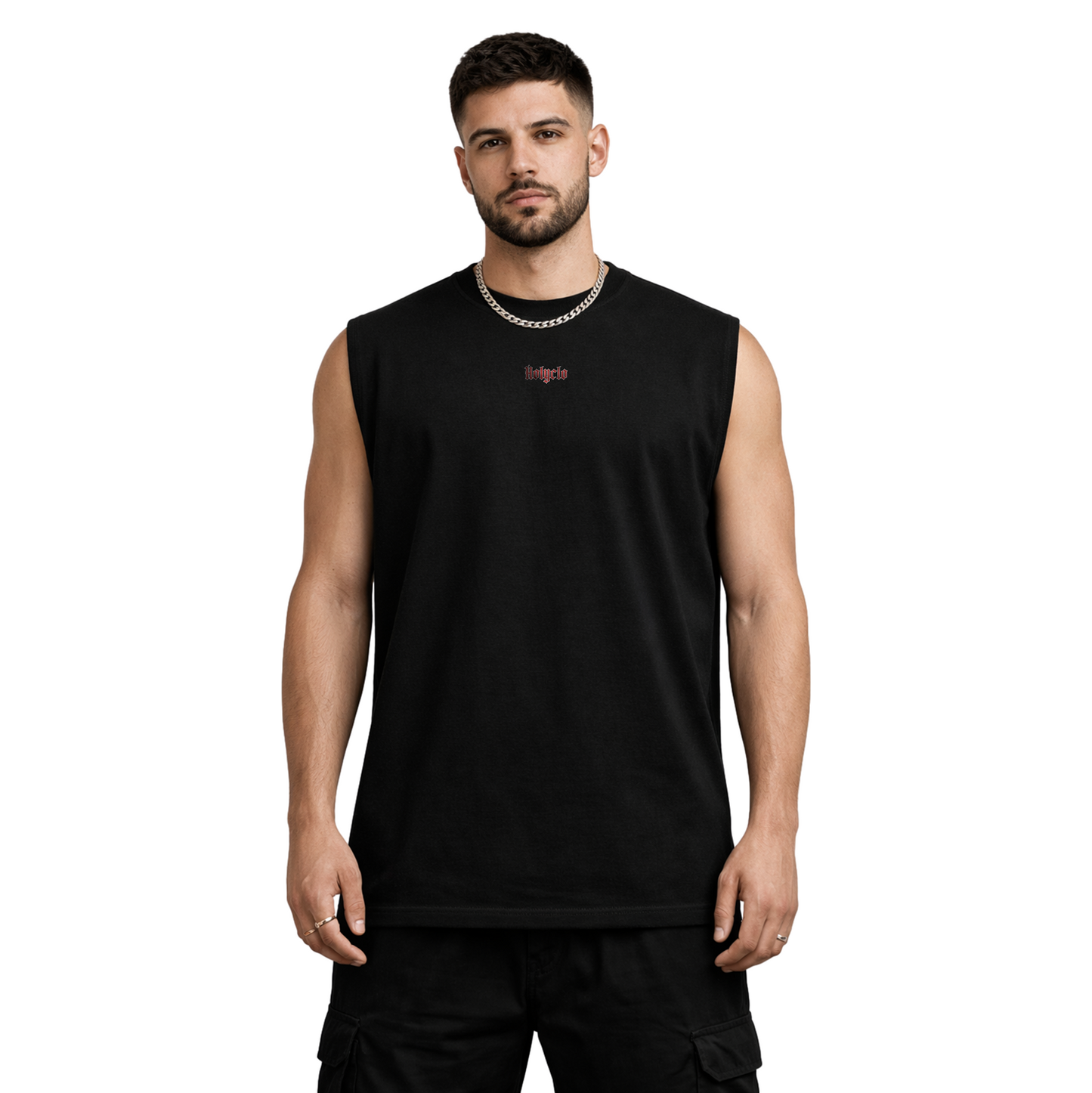 Model trägt das schwarze Child of God Oversized Tank mit kleinem rotem Holyclo-Logo auf der Vorderseite.