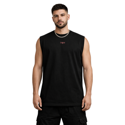Model trägt das schwarze Child of God Oversized Tank mit kleinem rotem Holyclo-Logo auf der Vorderseite.