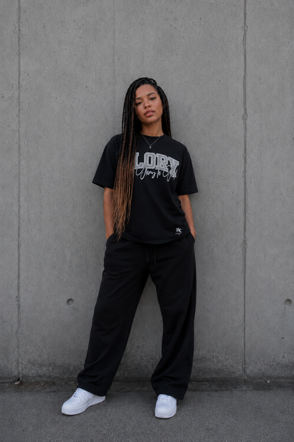 Model trägt das GLORY Oversized T-Shirt von Holyclo in Schwarz mit modernem christlichem Frontprint.