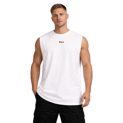 Model trägt das weiße Holyclo Child of God Oversized Tank – Vorderseite mit dezentem rotem Holyclo Logo auf der Brust.