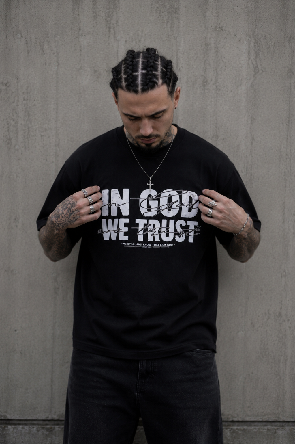 Detailaufnahme des IN GOD WE TRUST Frontprints auf dem schwarzen Oversized T-Shirt von Holyclo.