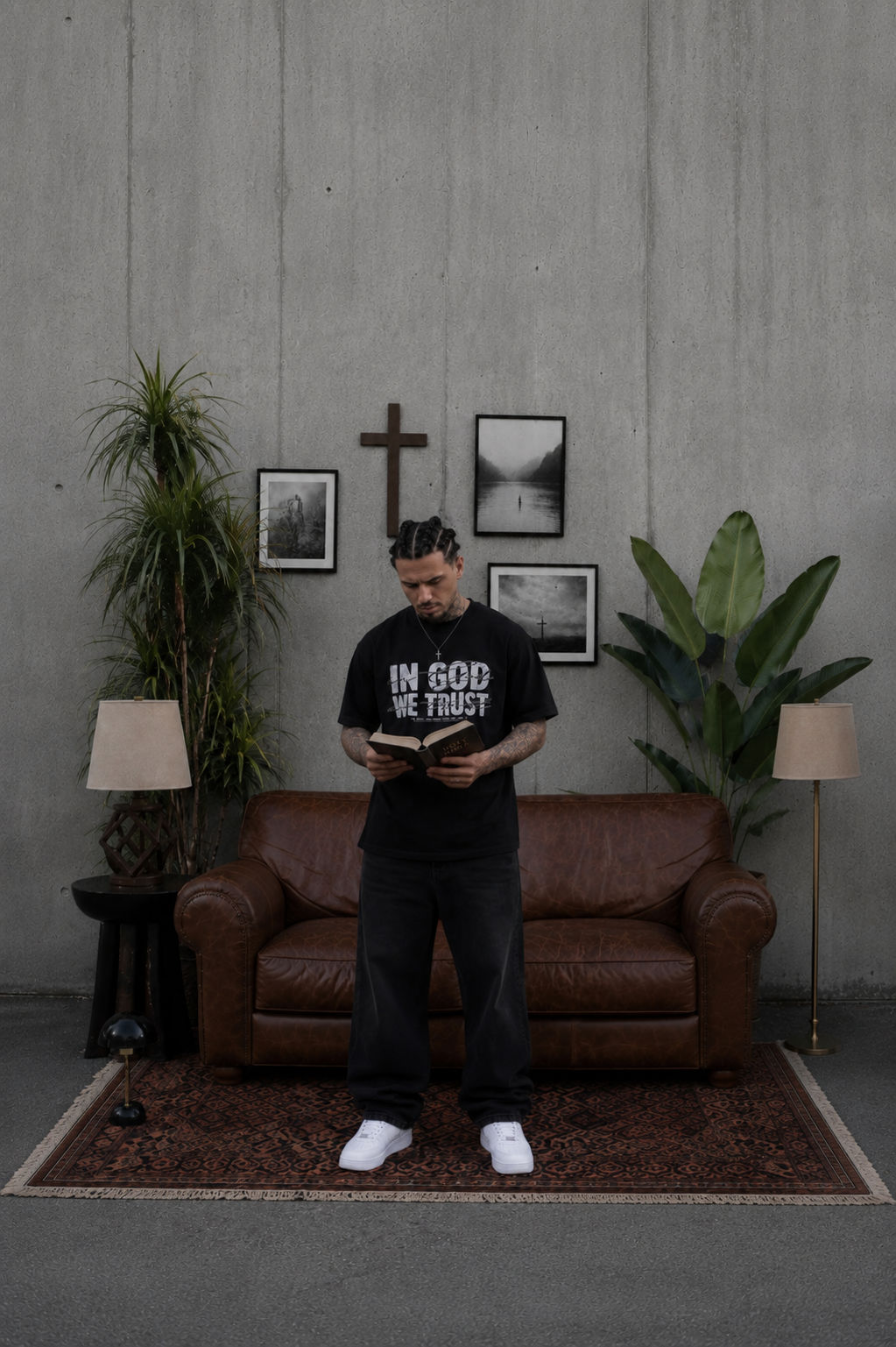 Schwarzes IN GOD WE TRUST Oversized T-Shirt von Holyclo als christliche Streetwear im Alltag.