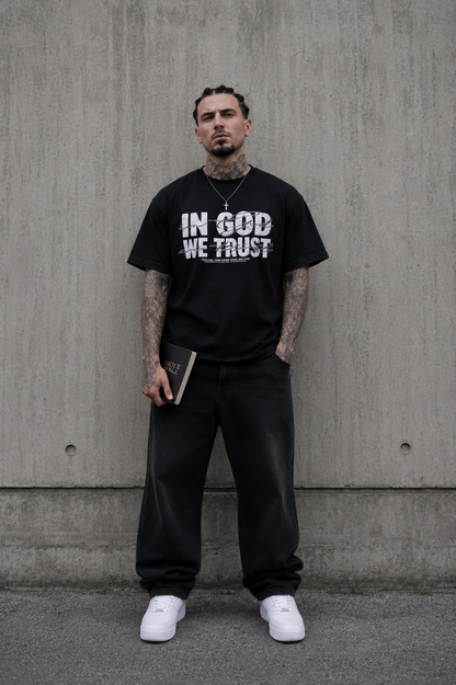 Model trägt schwarzes IN GOD WE TRUST Oversized T-Shirt von Holyclo im modernen Oversized Fit.