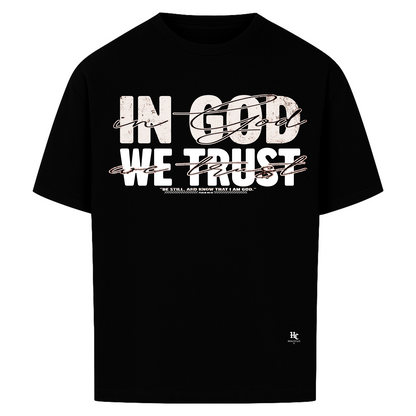Schwarzes IN GOD WE TRUST Oversized T-Shirt von Holyclo mit großem weißem Frontprint und christlichem Streetwear Design.