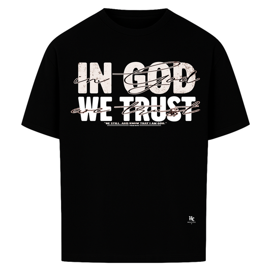 Schwarzes IN GOD WE TRUST Oversized T-Shirt von Holyclo mit großem weißem Frontprint und christlichem Streetwear Design.