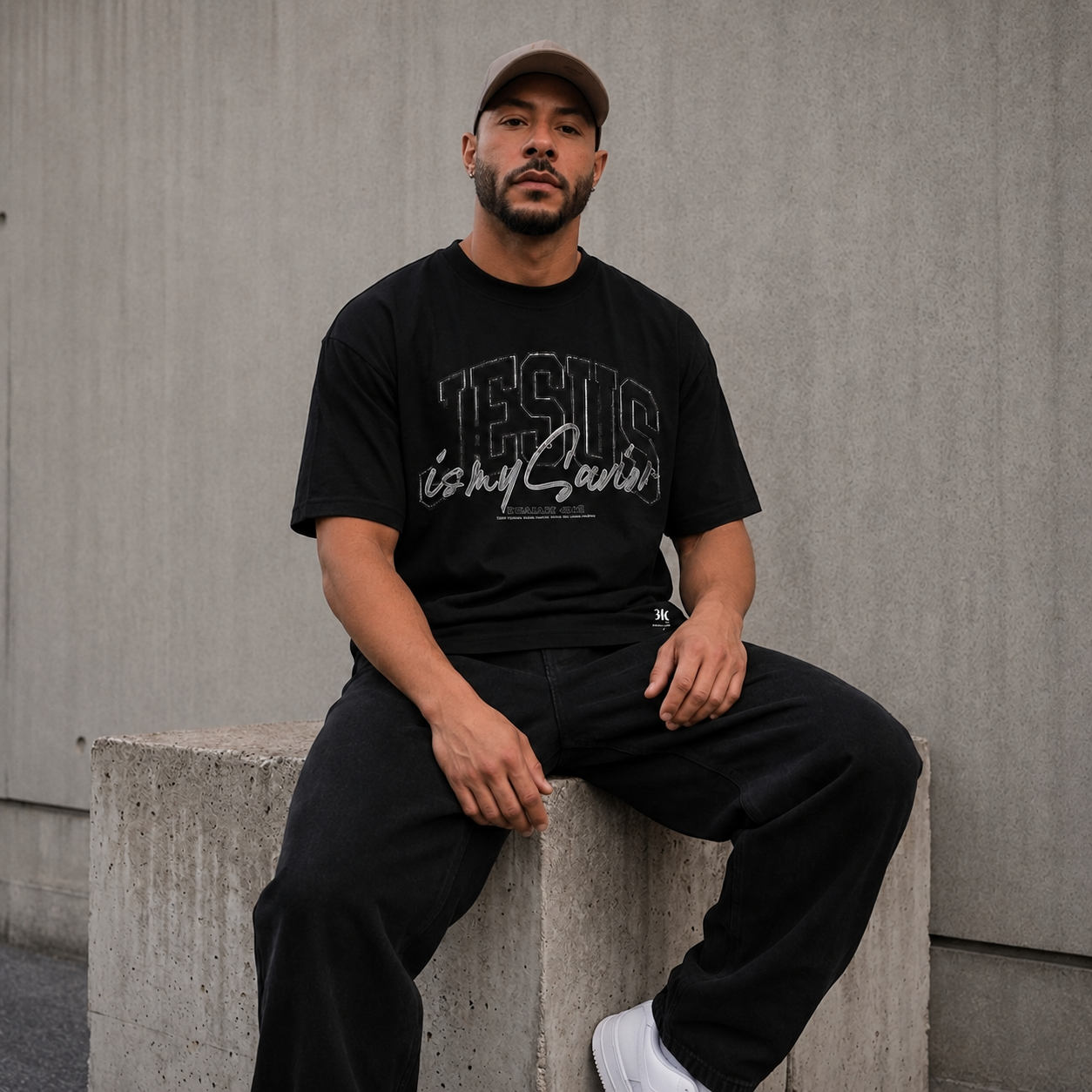 Model trägt schwarzes JESUS IS MY SAVIOR Oversized T-Shirt von Holyclo im modernen Oversized Fit.