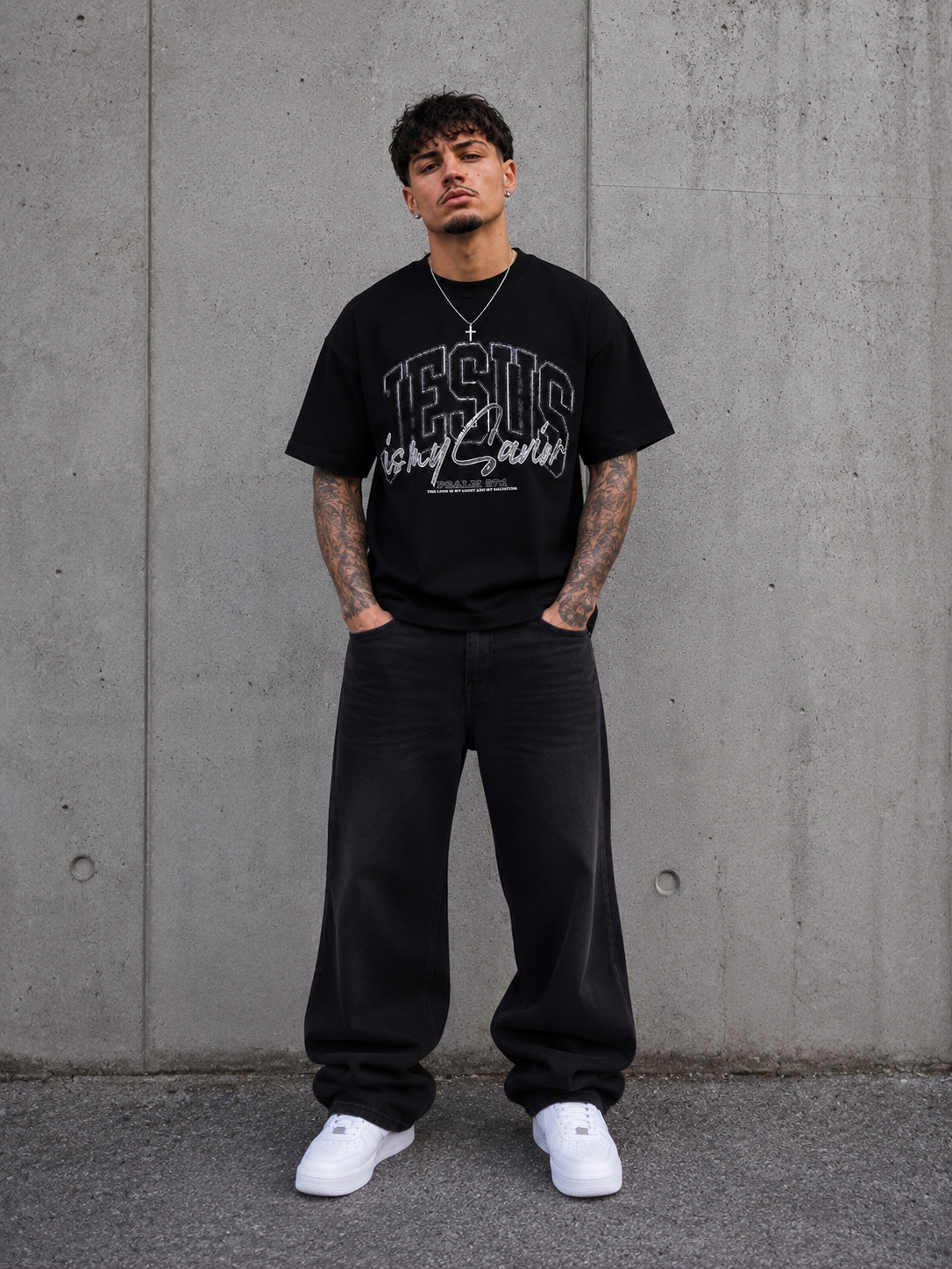 Model präsentiert das schwarze JESUS IS MY SAVIOR Oversized T-Shirt von Holyclo als christliche Streetwear.