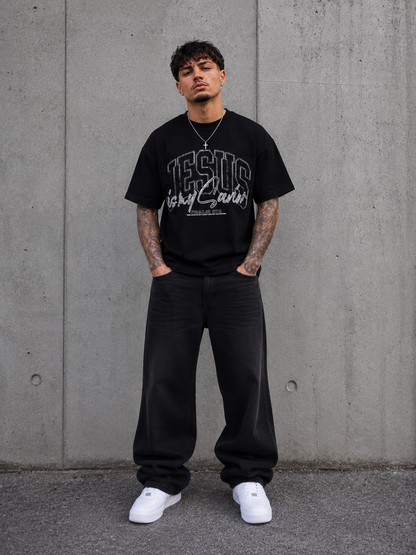 Model präsentiert das schwarze JESUS IS MY SAVIOR Oversized T-Shirt von Holyclo als christliche Streetwear.