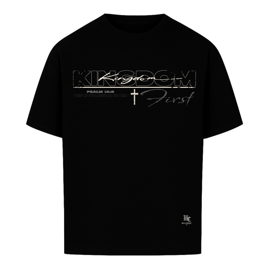 Schwarzes KINGDOM FIRST Oversized T-Shirt von Holyclo mit modernem Frontprint und christlichem Streetwear Design.